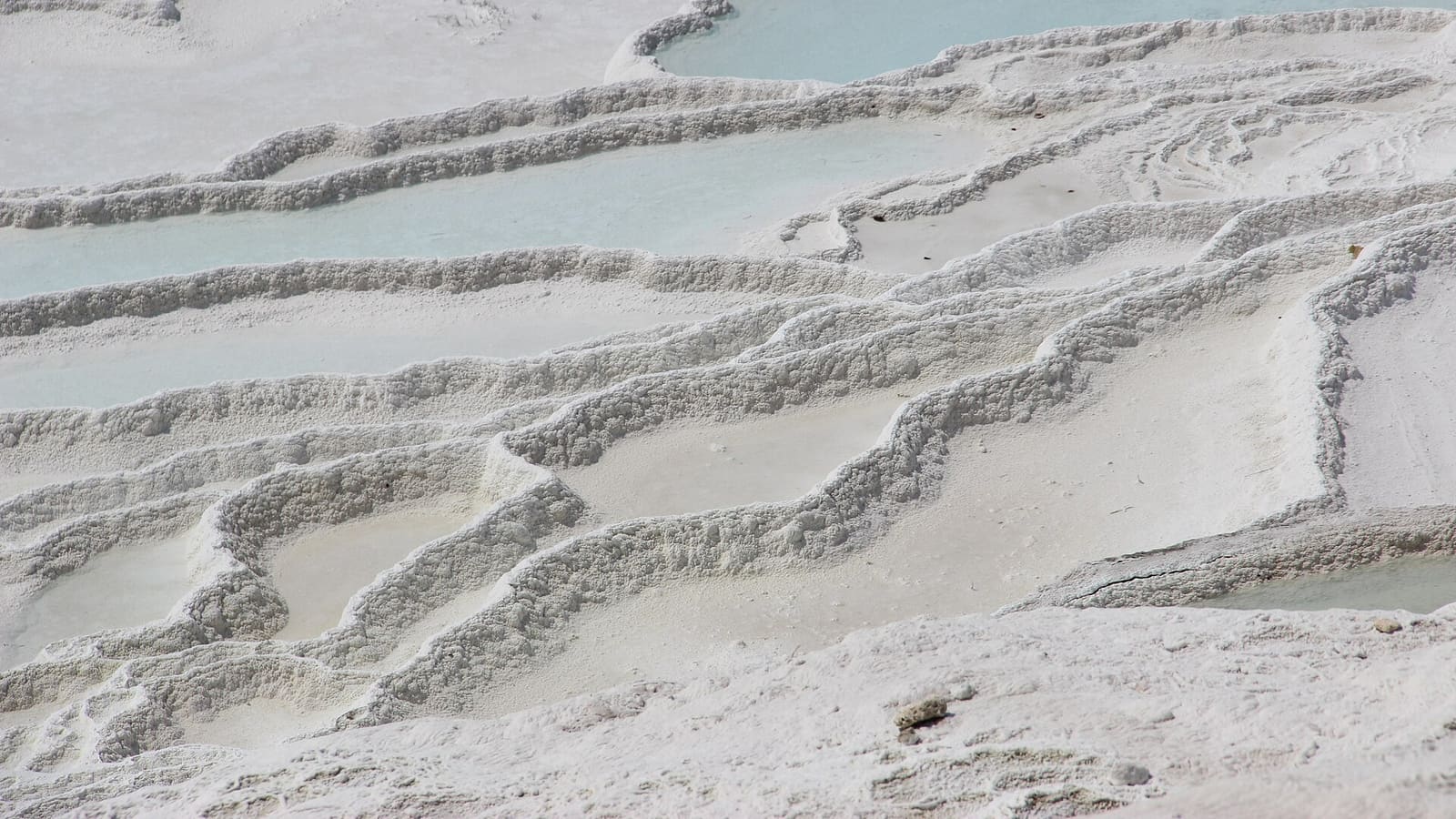 Pamukkale'nin beyaz traverten terasları